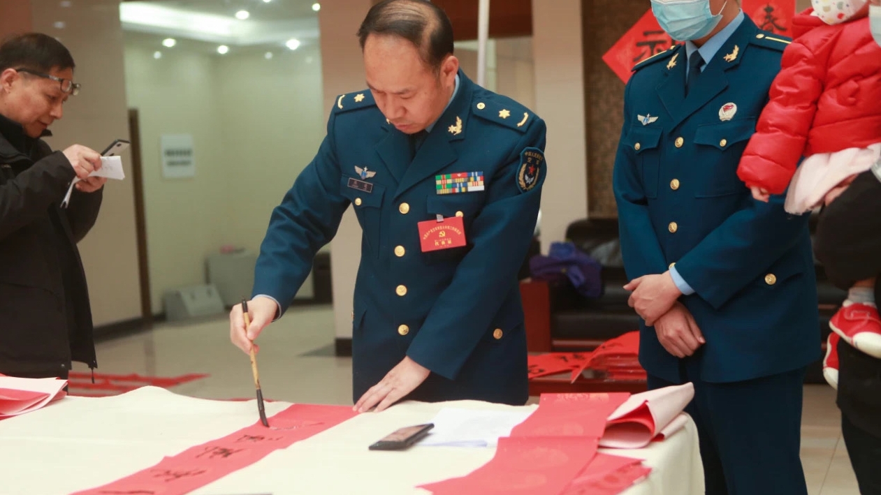 翰墨飘香送祝福 金牛起舞迎新春空军军医大学“写福字、送春联”主题文化活动举行