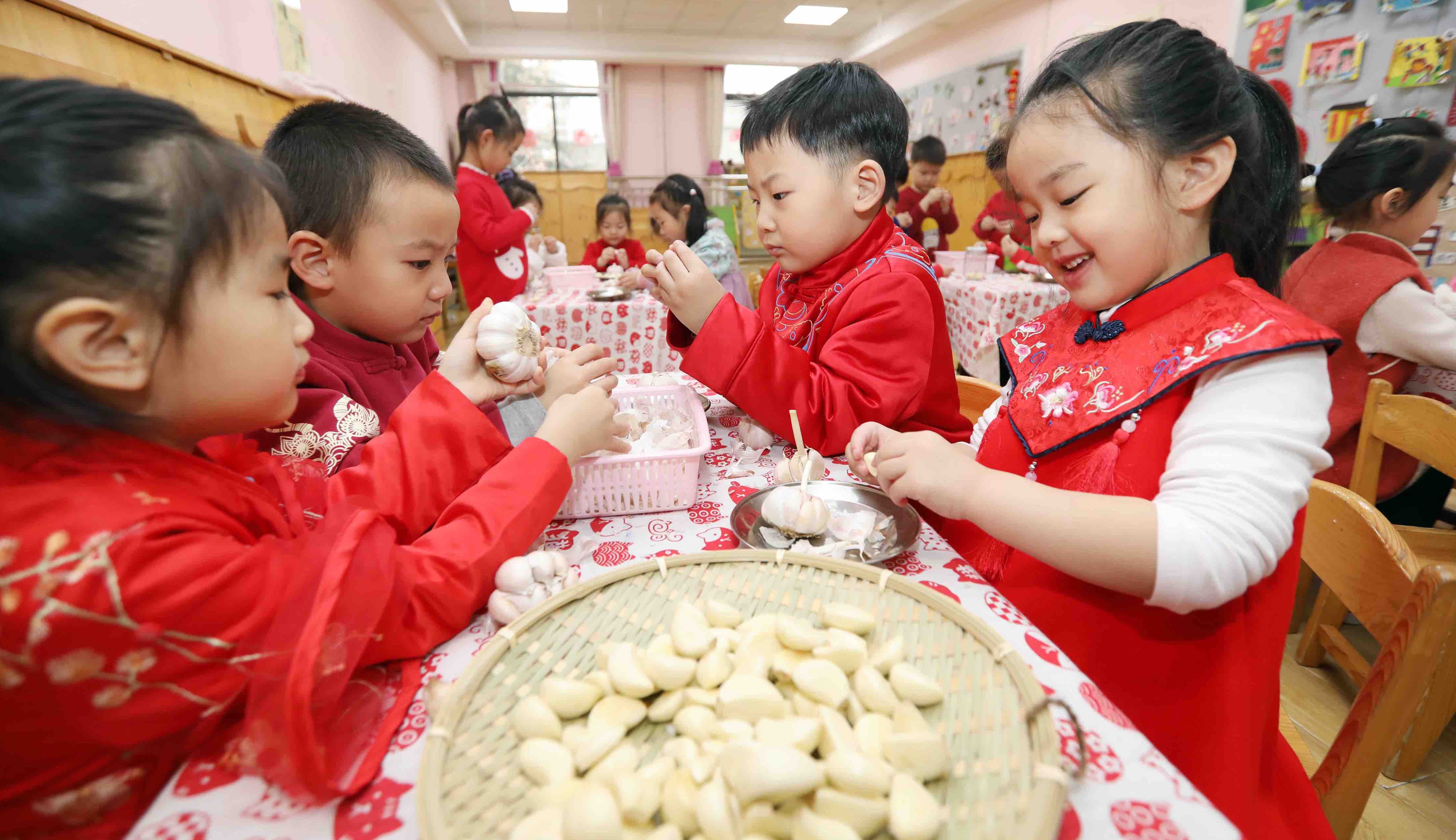 传承民俗腊八节，萌娃玩出幸福年
