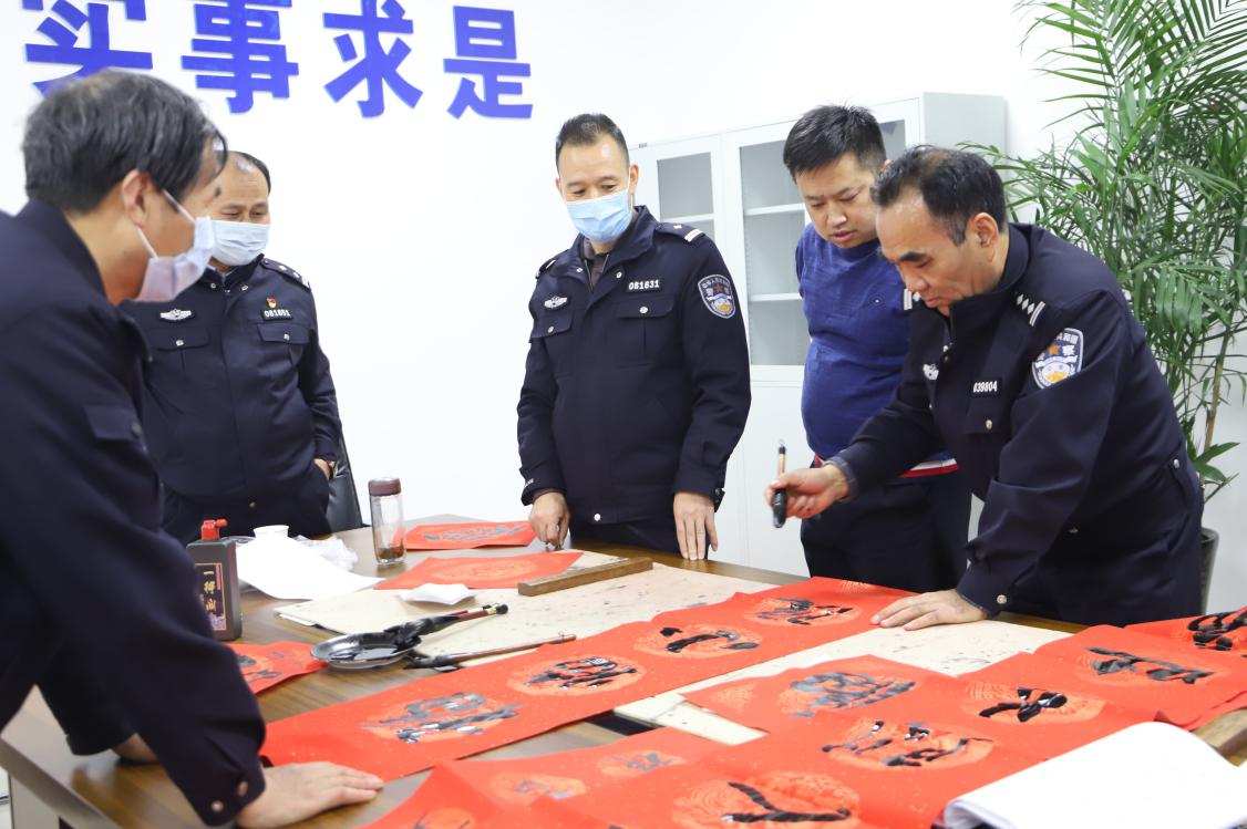 西咸空港公安：书画名家进警营 翰墨飘香暖警心