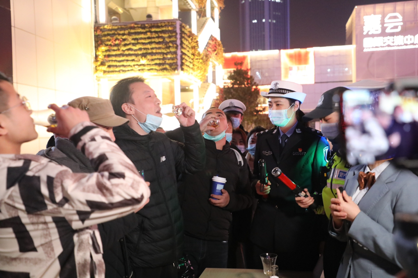 西安高新交警玩直播 吸引全国52万网友围观