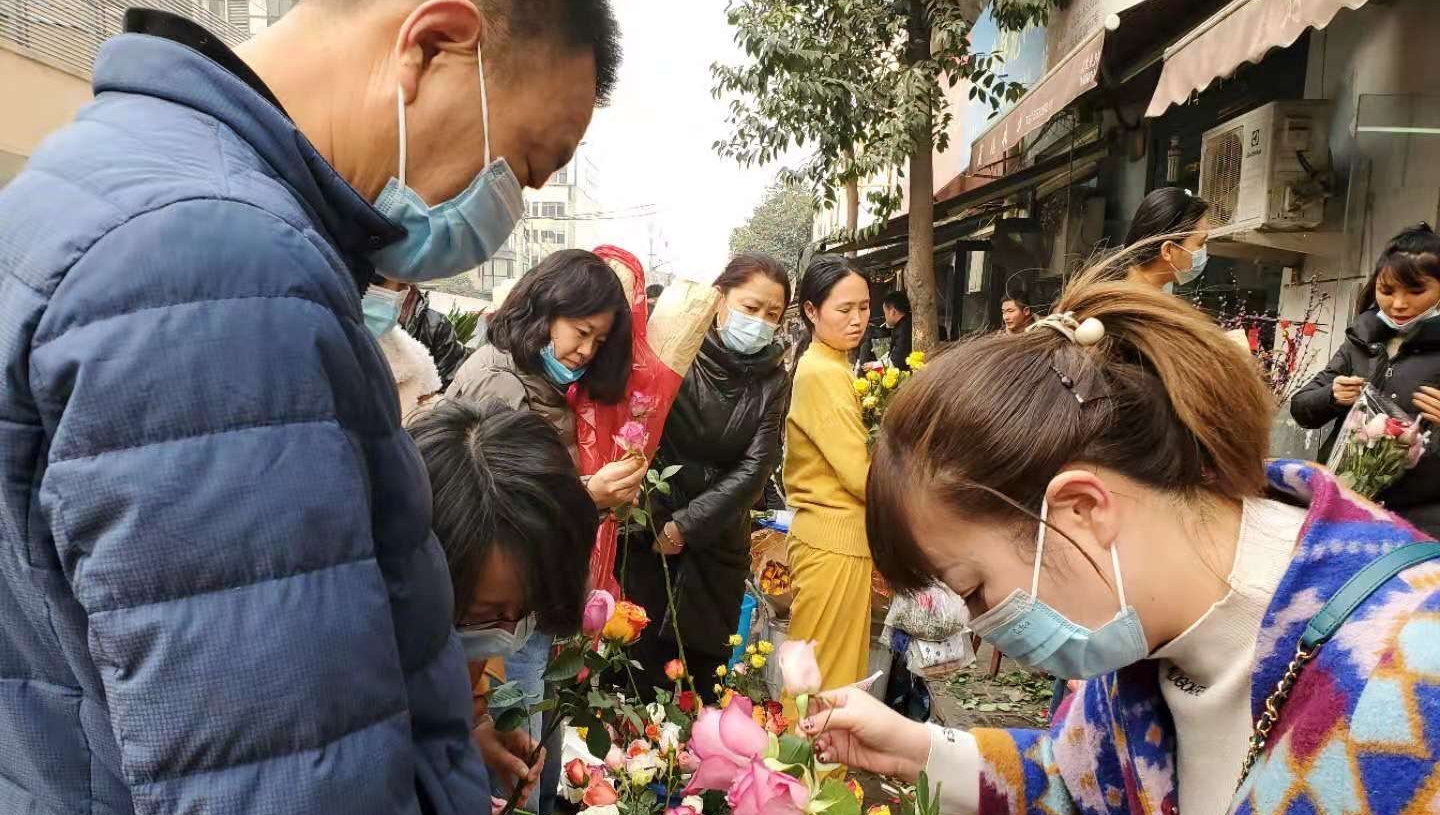 【新春走基层】西安市民抢购鲜花喜迎牛年