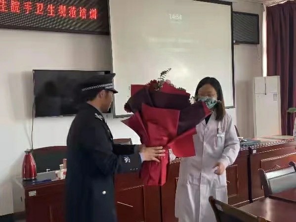 疫情防控战线上的夫妻共守平安