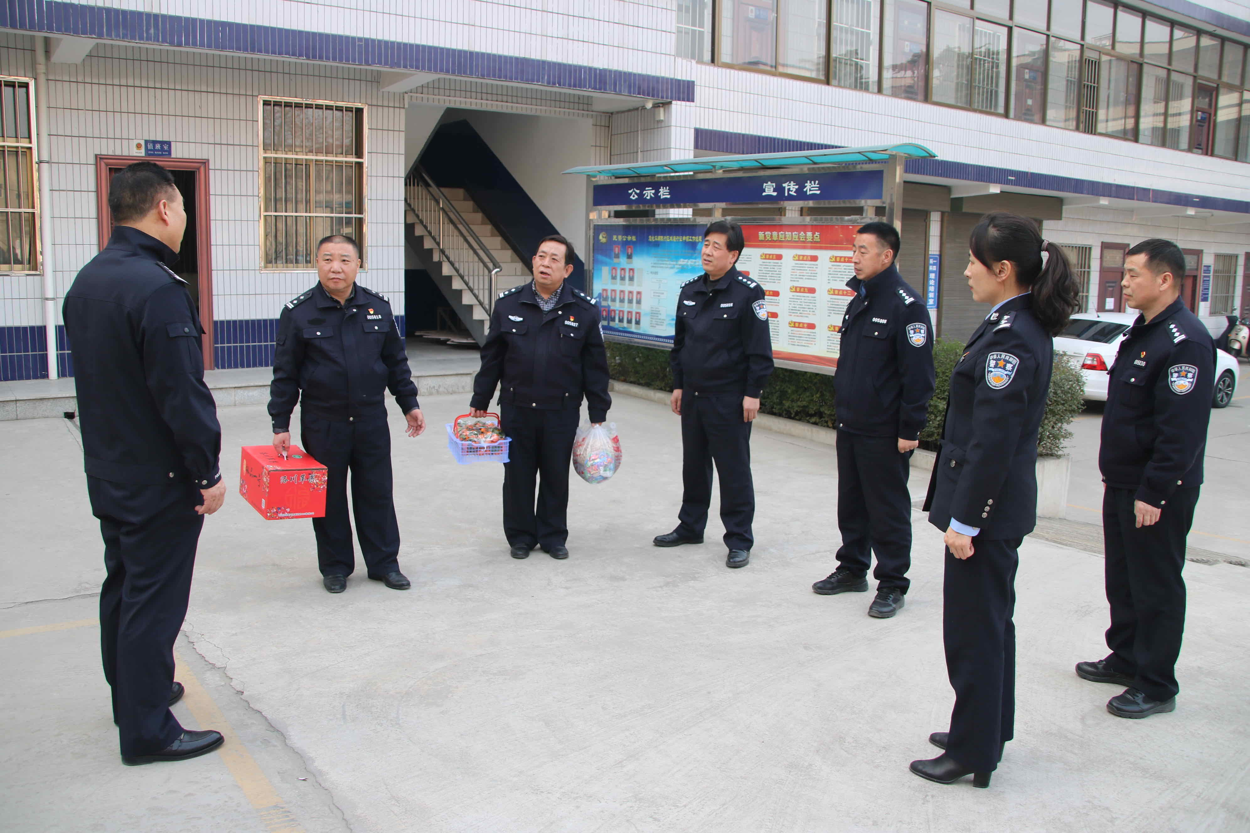 华阴交警领导班子看望一线执勤民警辅警