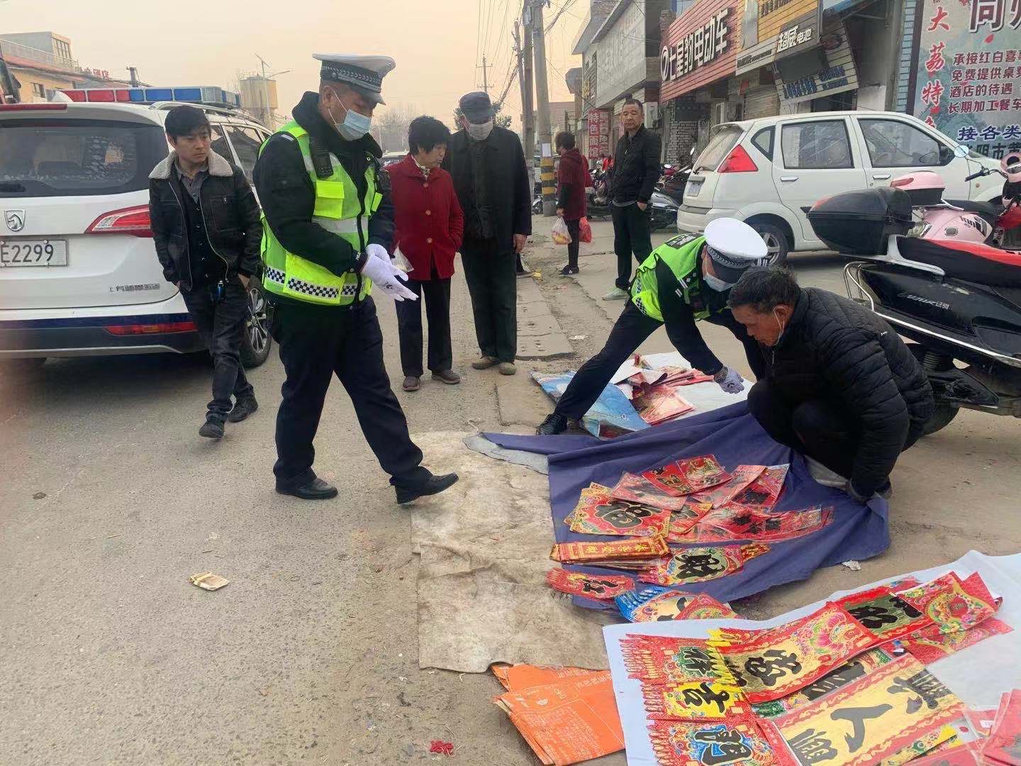 华阴交警治理占道经营消除交通安全隐患