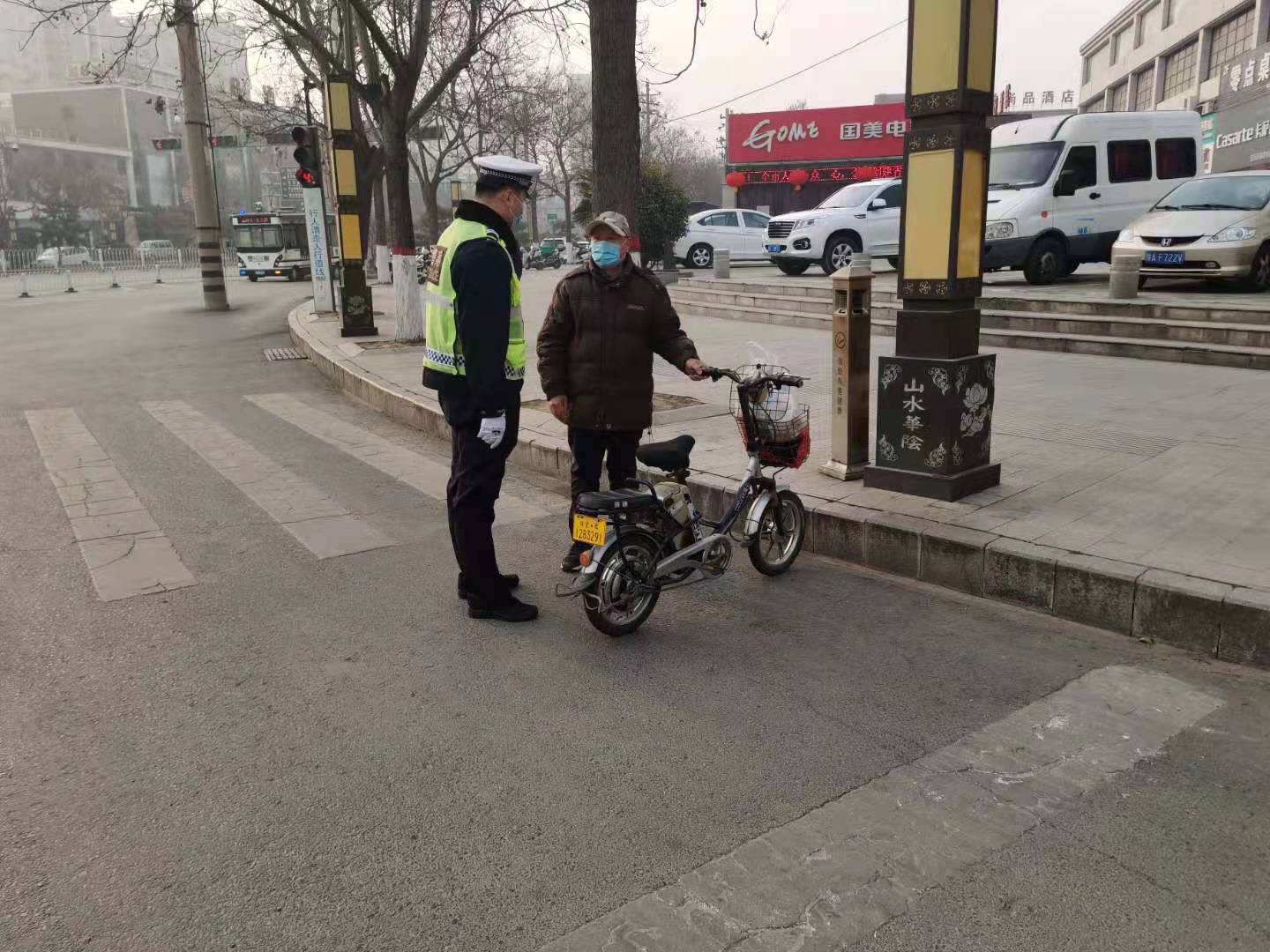 华阴交警“一盔一带”安全劝导