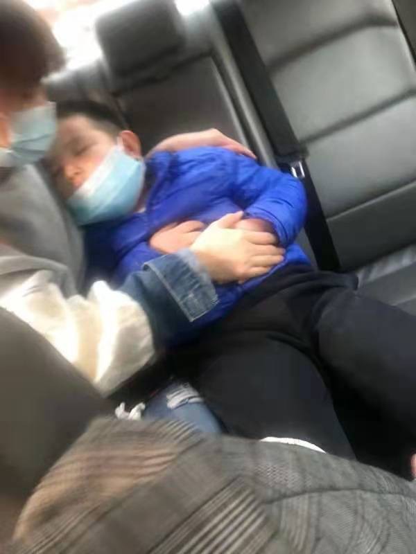路遇孩子突发疾病  的姐帮忙急送医