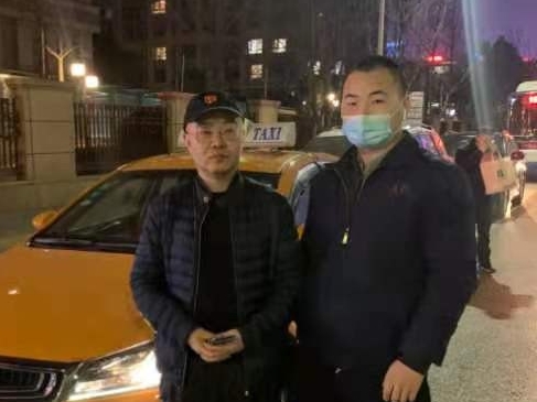 乘客丢失贵重手机 的哥及时送还