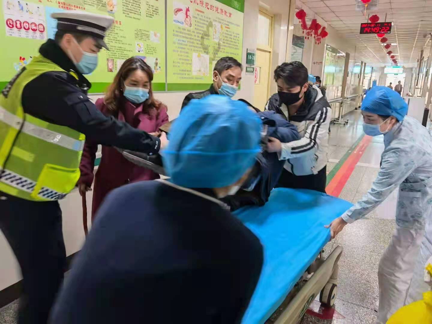 华阴交警争分夺秒 警车开道送病人就医