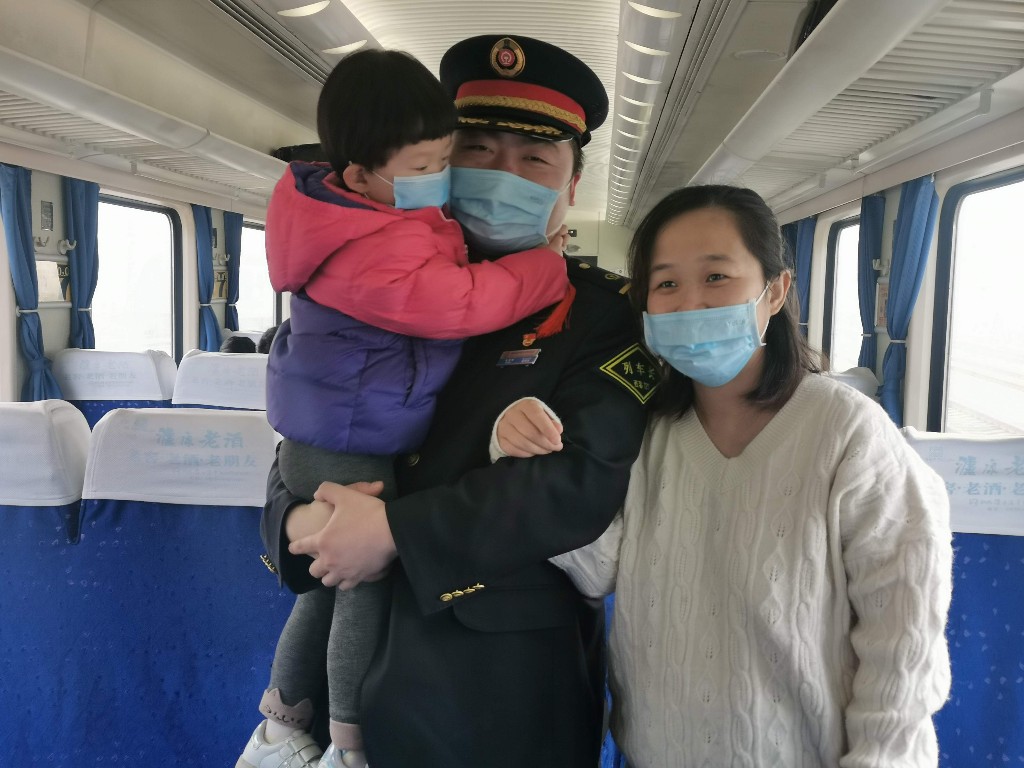 列车长一家在车厢里团圆