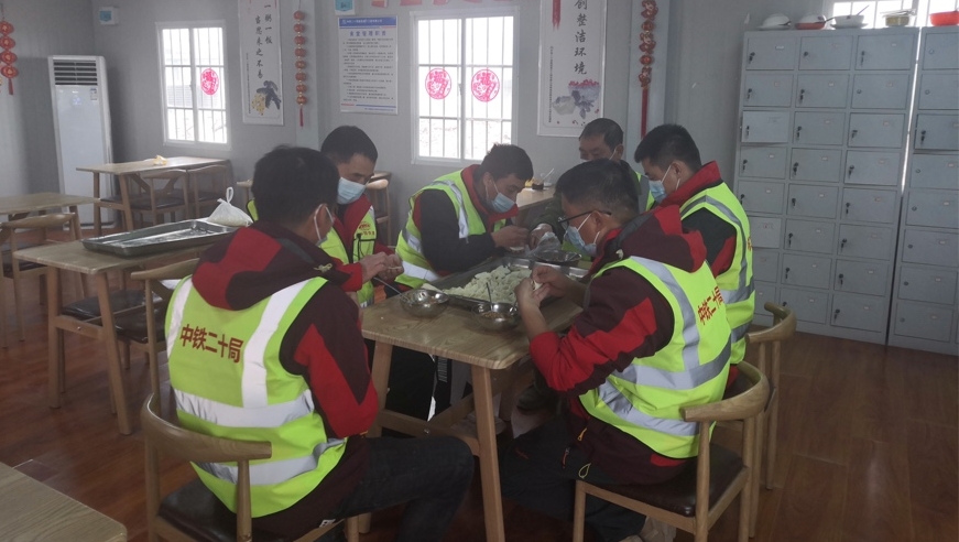 新春走基层 我在工地过大年  陕西重点工程建设者工地上过除夕