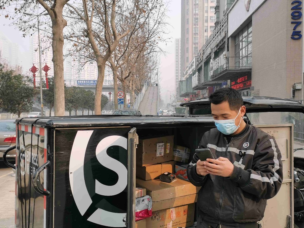 “不打烊”的快递员 在岗过年温馨派件