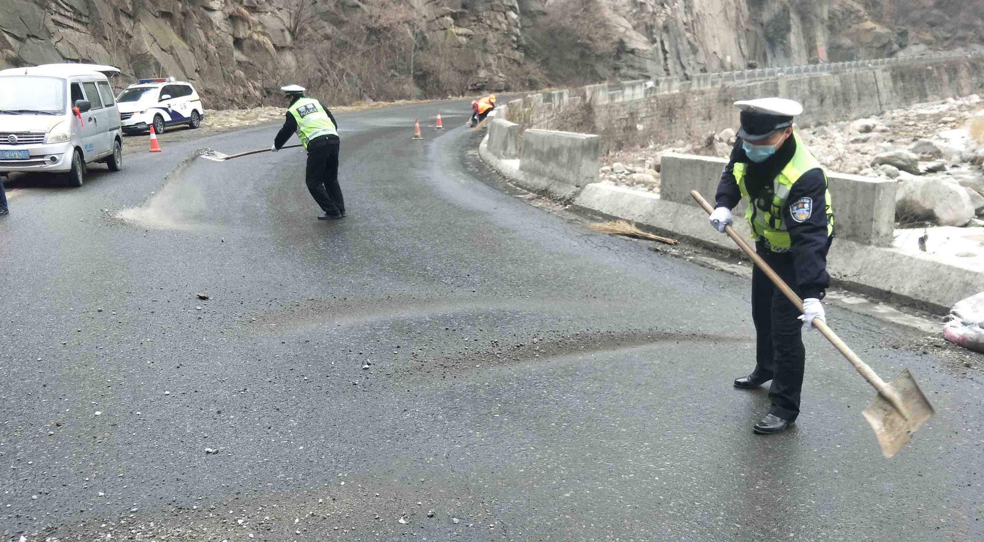 华阴交警路面抛洒防滑料及时消除安全隐患