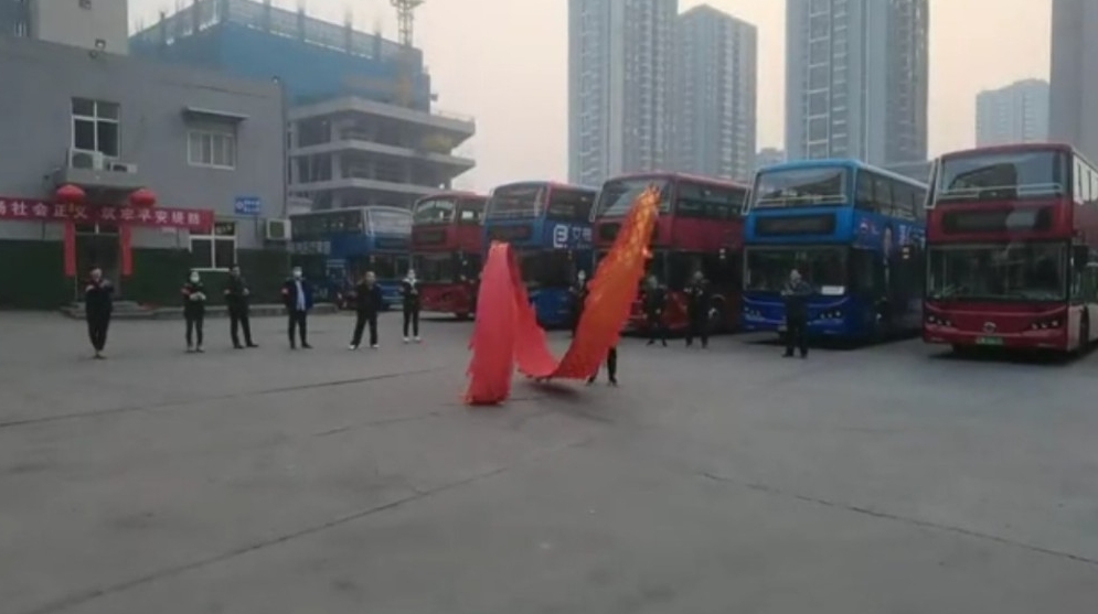 公交驾驶员新年“舞”出精气神