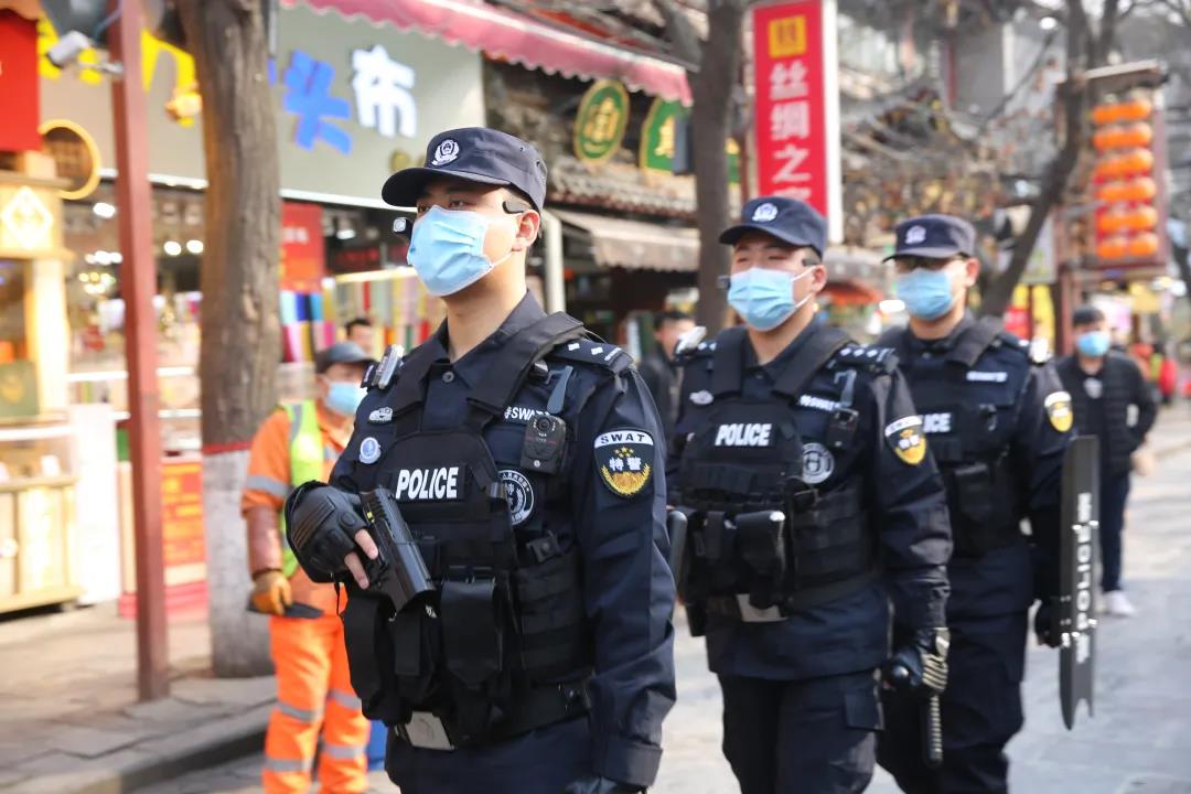 莲湖公安巡逻民警全力保障游客平安