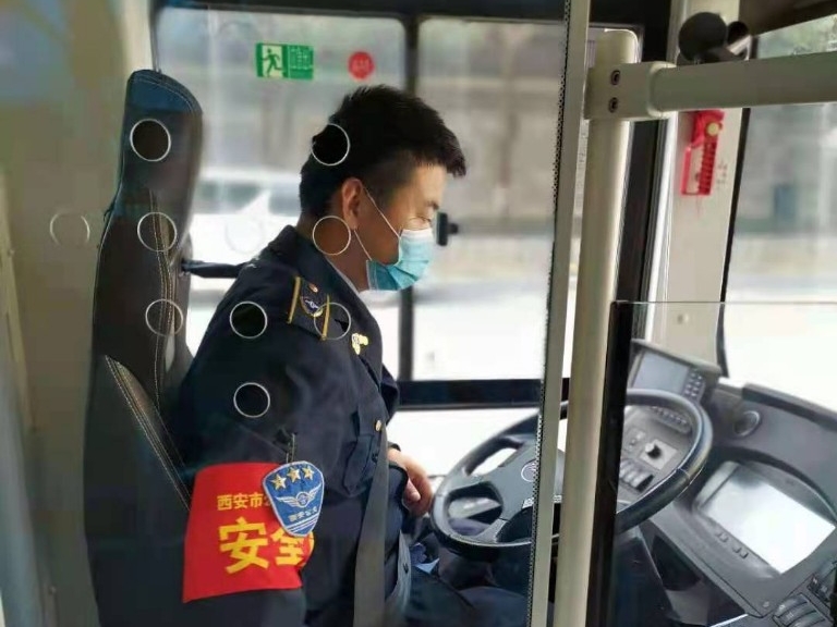 乘客电脑落车上 公交驾驶员送回手中