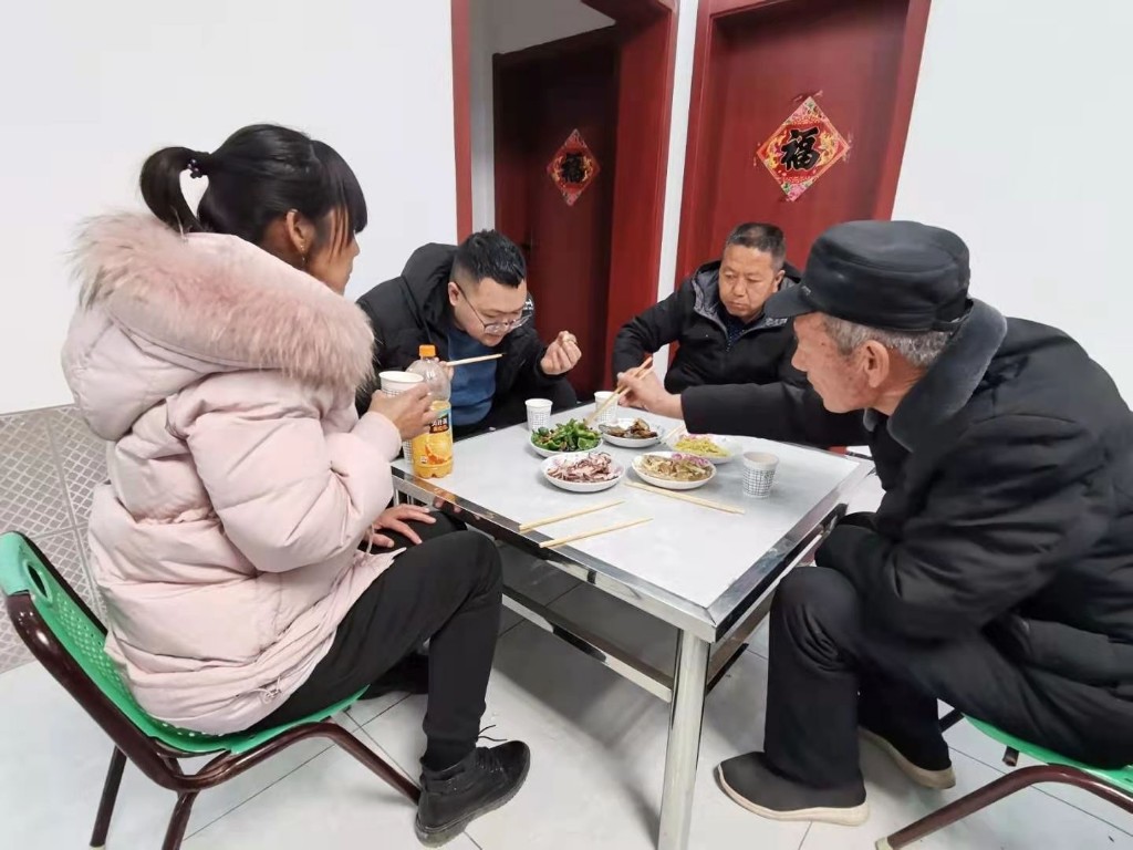 脱贫户过新年啥状况新房内欢欢声笑语日子红火