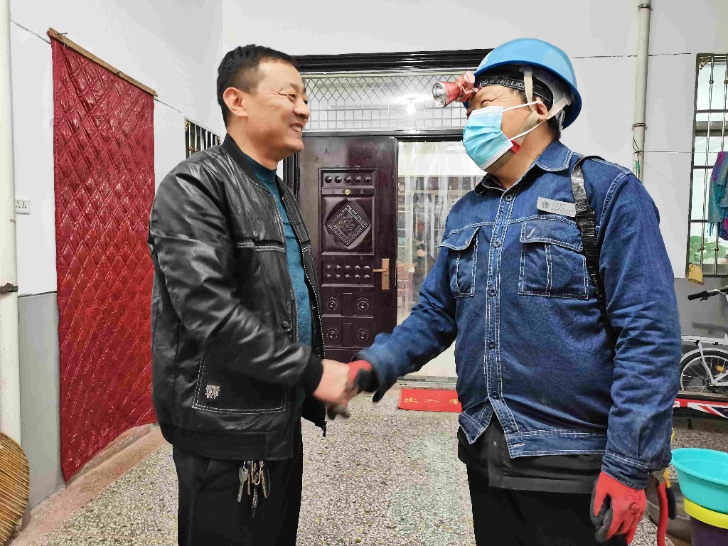  “大年初一我在岗”供电所员工走村入户排查忙