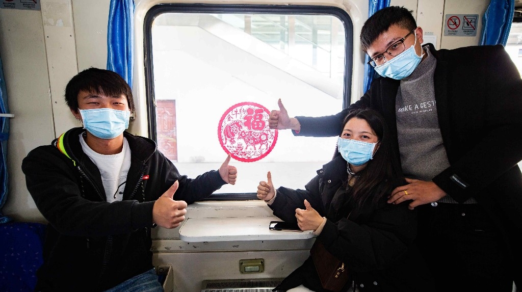 西安铁路局首开节后返程务工专列开往春天的列车启程