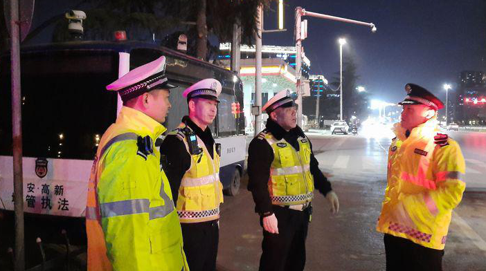 西安交警屯警街面严查酒驾超员超载交通违法