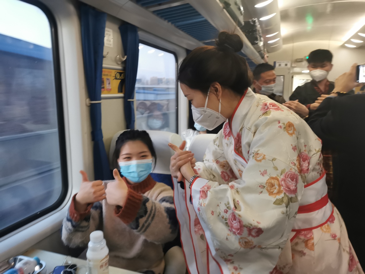 列车上传授礼仪助旅客返岗复工