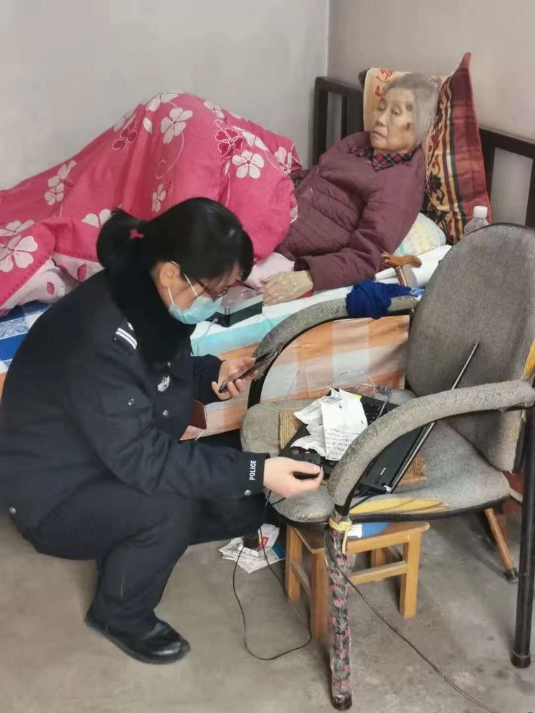 【莲湖公安】青年路派出所为卧床老人上门办理身份证