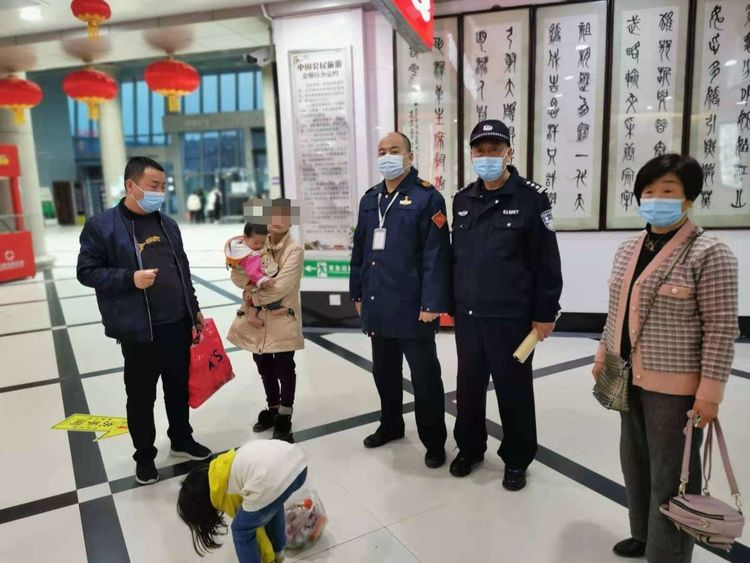 【莲湖公安】枣园派出所民警帮助疑似患精神疾病女子安全回家
