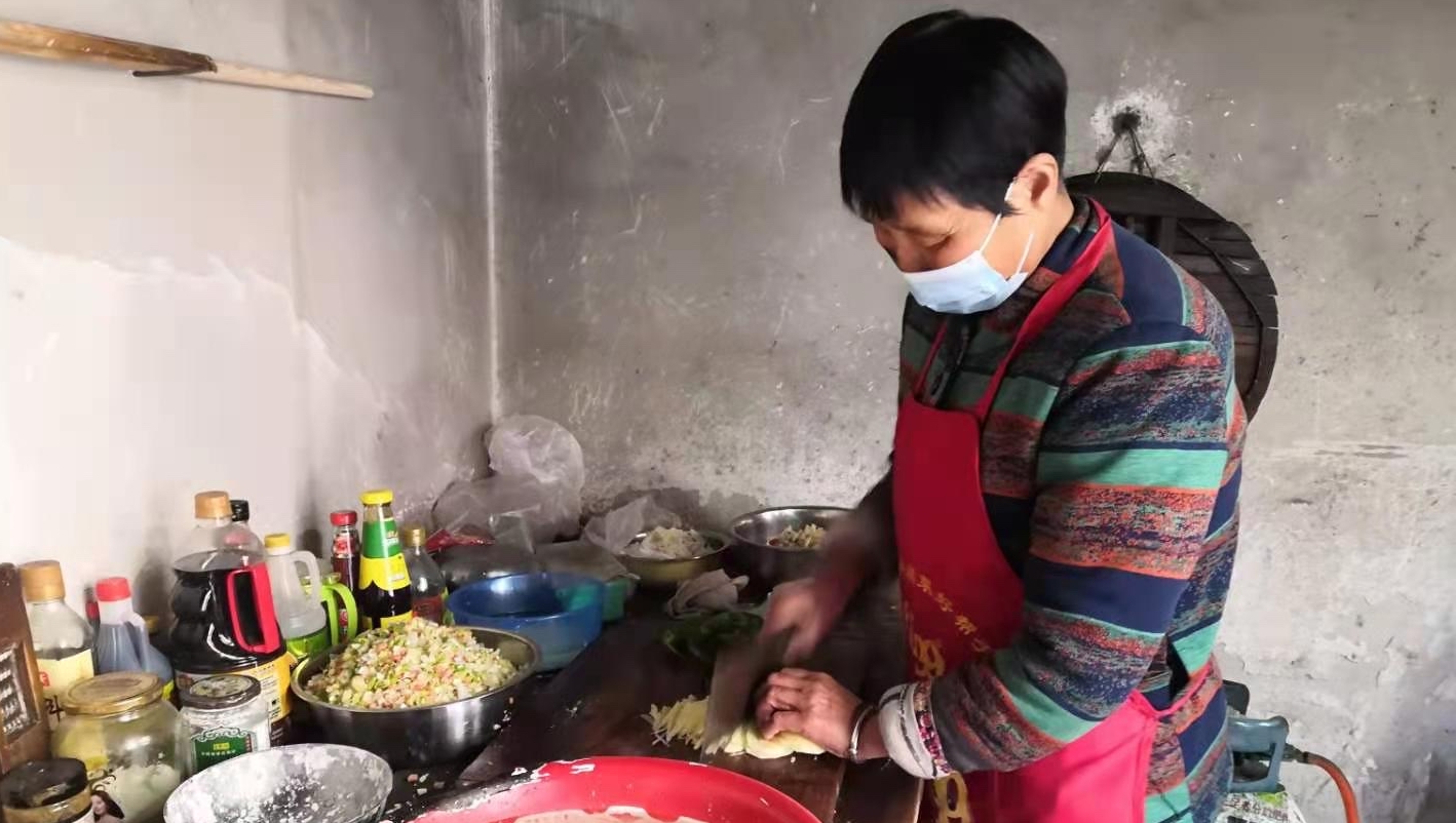 临潼脱贫户过年：蒸完包子就上班 