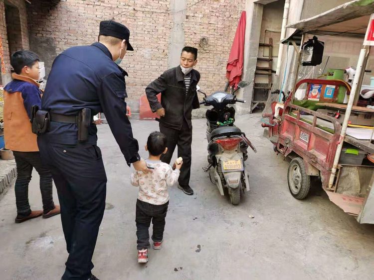 2岁孩子拿着奶瓶走失 民警抱走失娃找到家