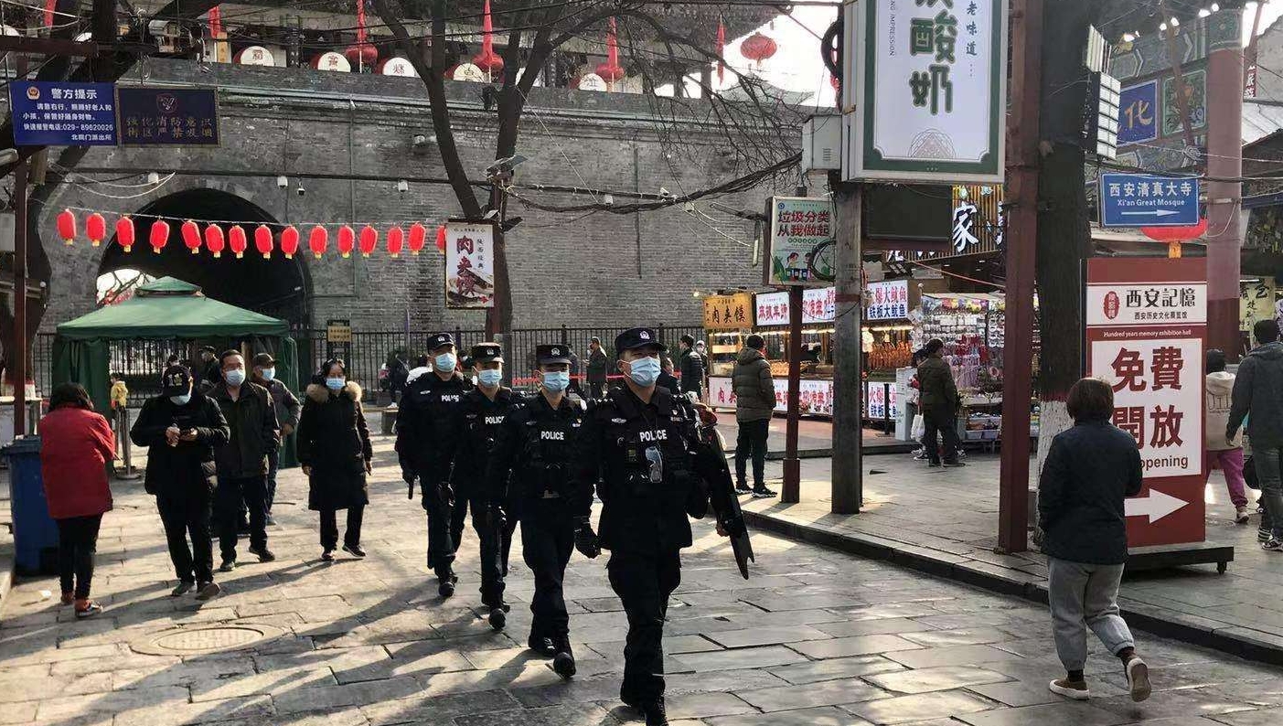 假期结束巡逻依旧  民警风情街上守民安