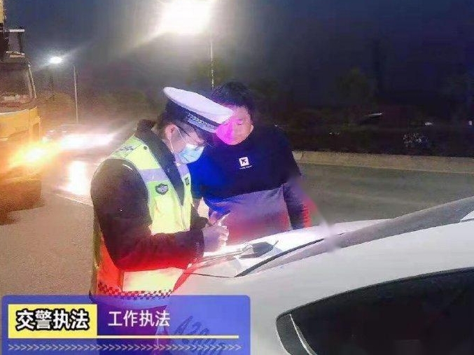 高新交警加强夜间国省县道巡查治理