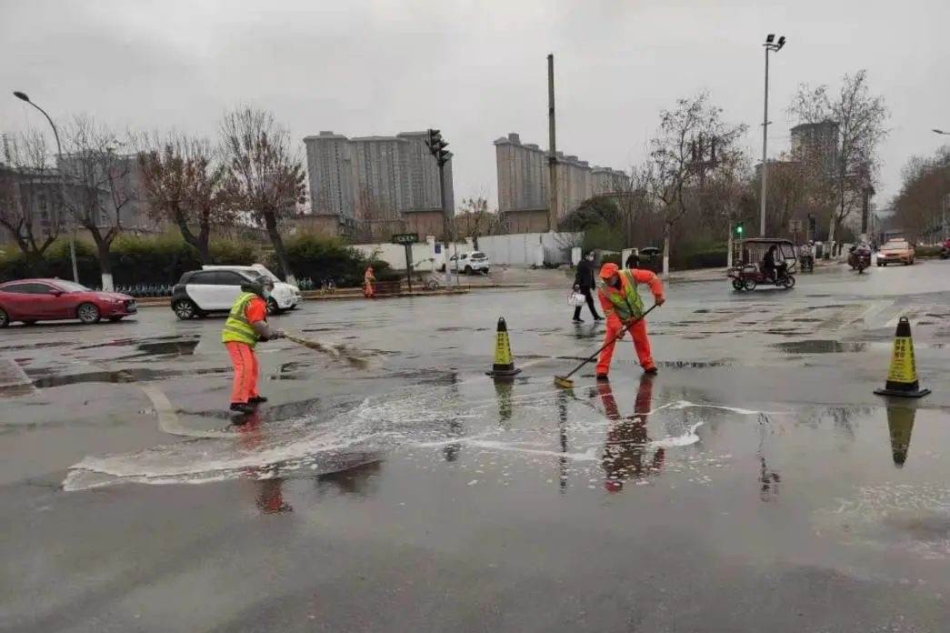 西安市莲湖区：环卫借雨洗古城