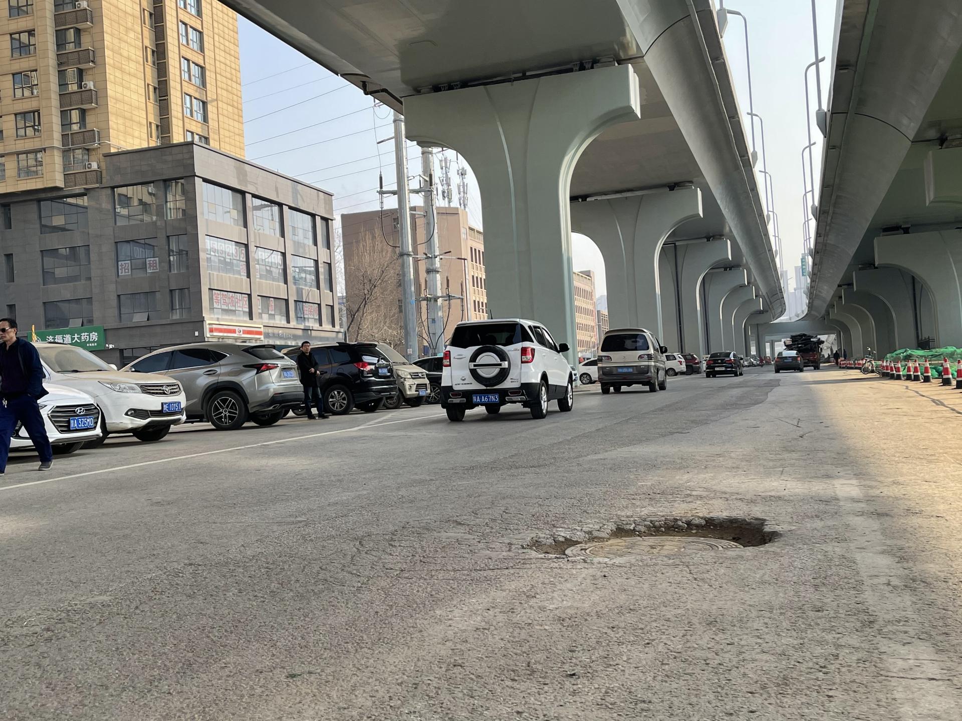 都是施工 后遗症 惹的祸东二环有段路车过蹭底盘 三秦网 都是施工 后遗症 惹的祸东二环有段路车过蹭底盘 三秦网
