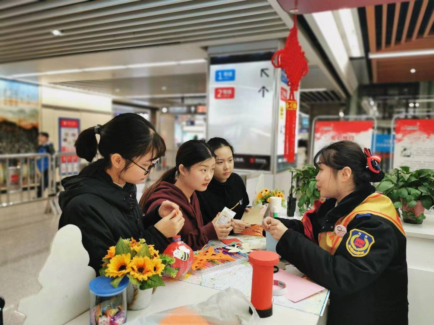 建“锋巢”引领示范 让特色服务遍及地铁线网