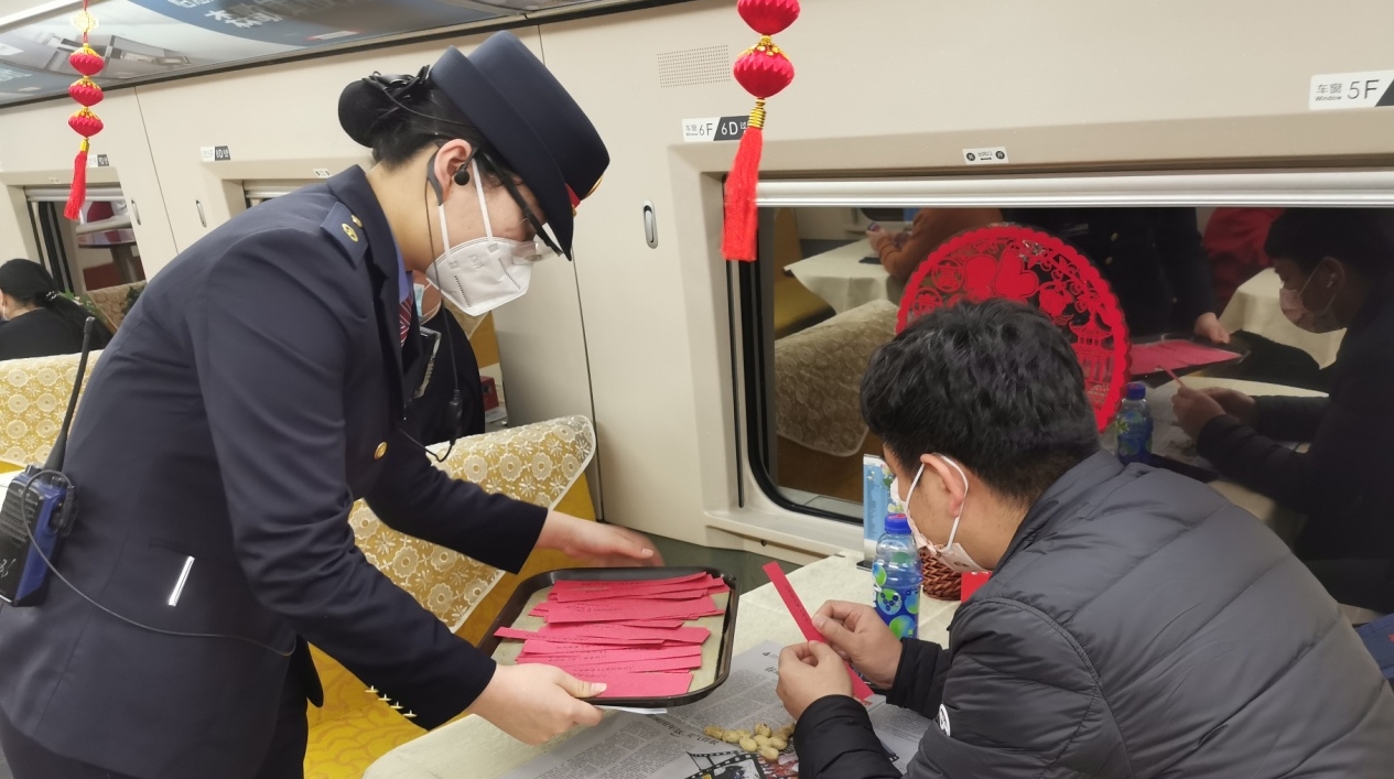 列车上猜灯谜，车厢里品汤圆……
