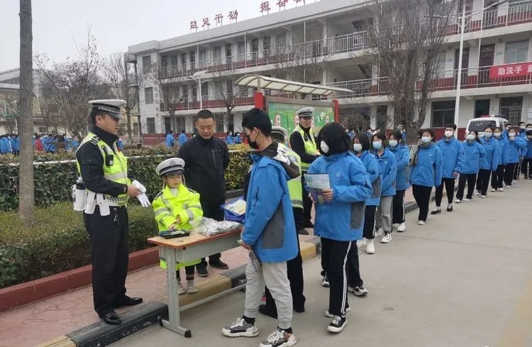 你开学我护航丨西安交警全面护航全市中小学生幼儿园开学