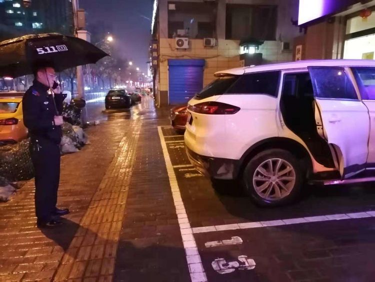 西安莲湖公安丨在岗履职做贡献 冒雨守候保平安