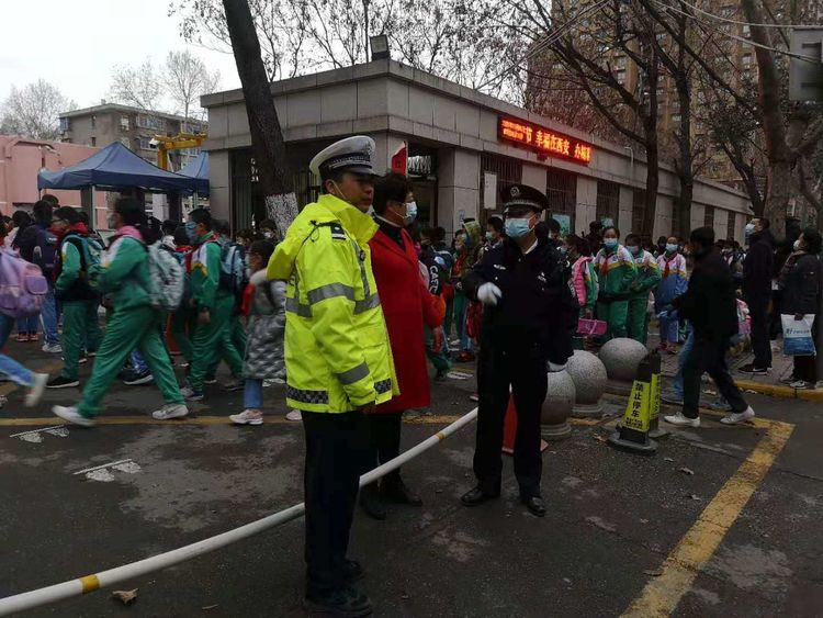 开学第一天|莲湖交警守护上学平安路