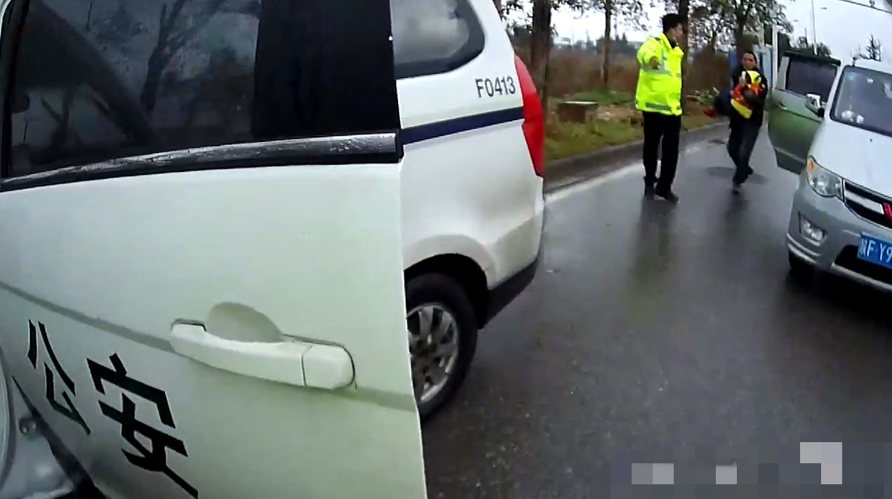 5岁童剪刀戳头血流不止 晚高峰交警护她送医“狂奔”