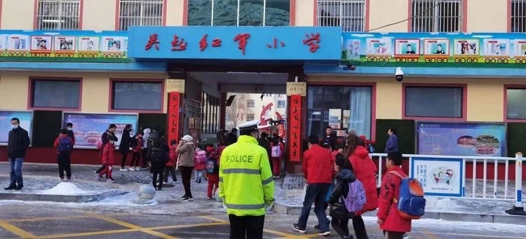 又是一年开学季，正是交警护学时！