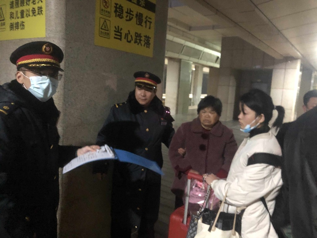 春运路上旅客突发疾病 工作人员暖心救助