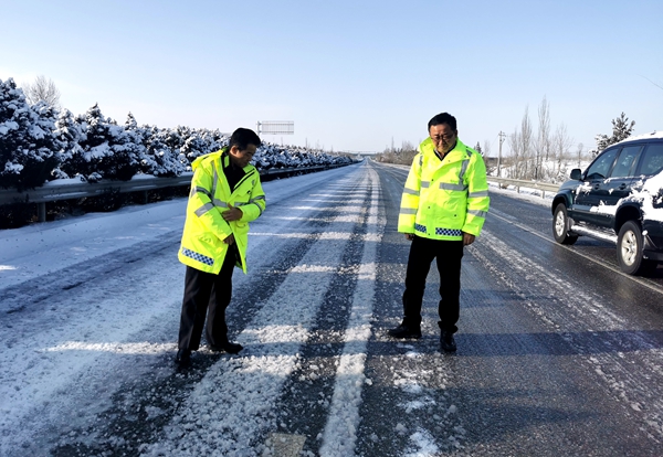 榆靖高速314名路政人员除雪破冰保畅通
