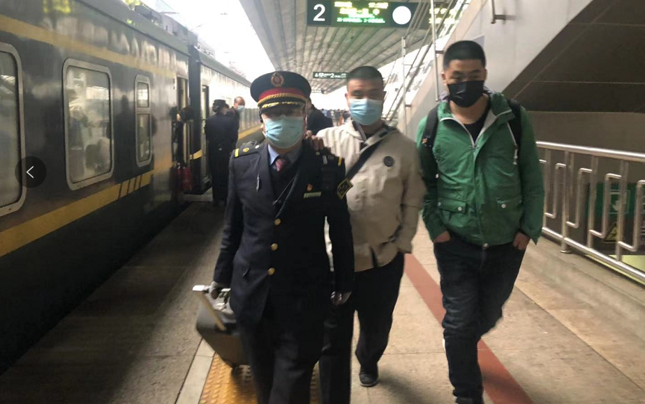 爱心列车 温暖盲人旅客创业路