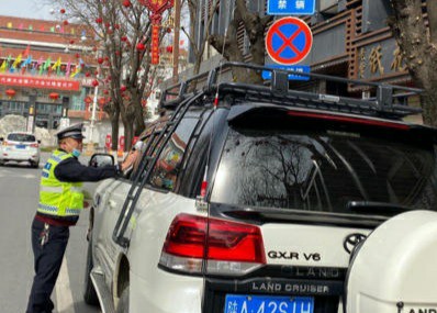 周至城区交警中队强化校园周边交通秩序管理
