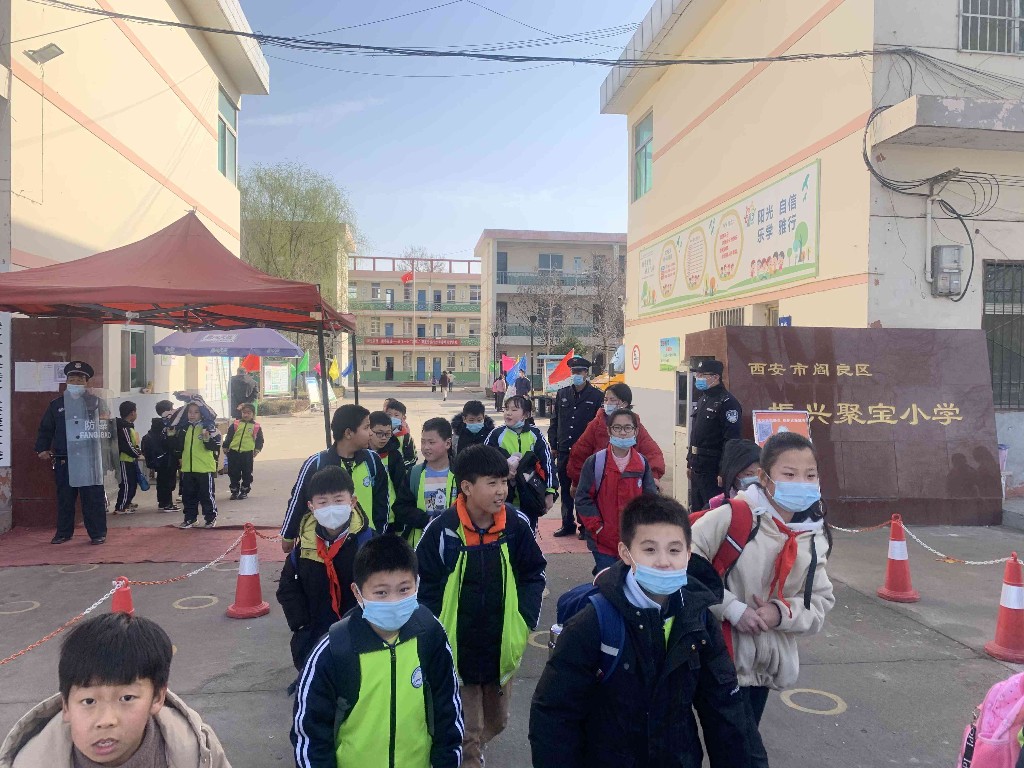 开学第一天民警护航保平安
