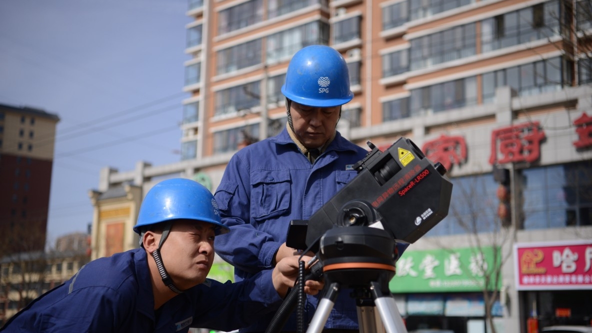 榆林供电局应用“激光炮”清除线路异物