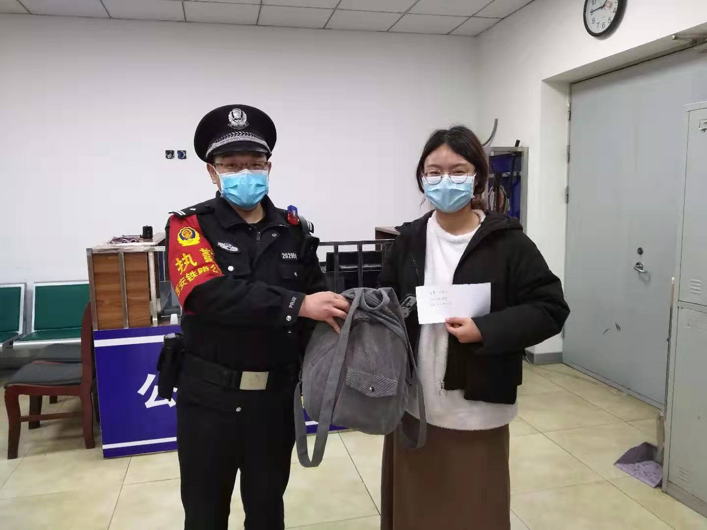 西安铁警用行动诠释“雷锋精神”