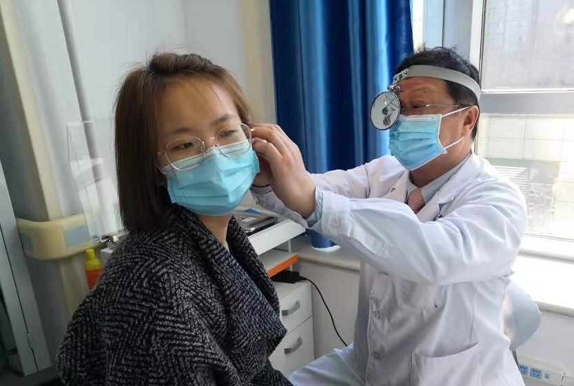年轻人佩戴耳机1小时要休息15分钟