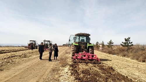 黄陵县全面展开农机深松整地工作