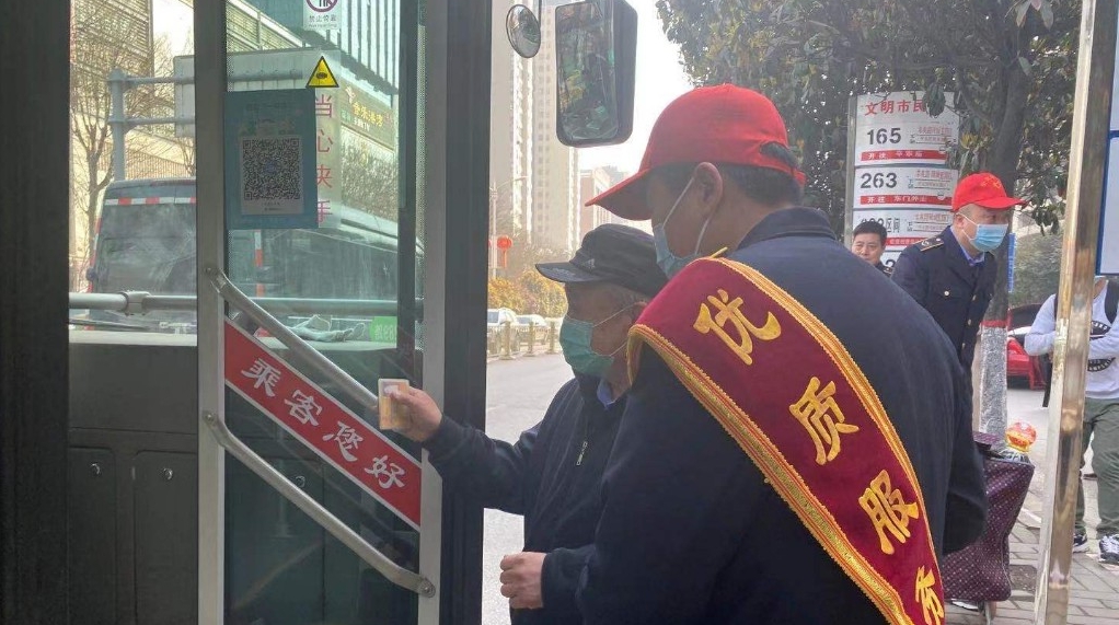 公交三公司六车队组织志愿者开展学雷锋志愿服务活动