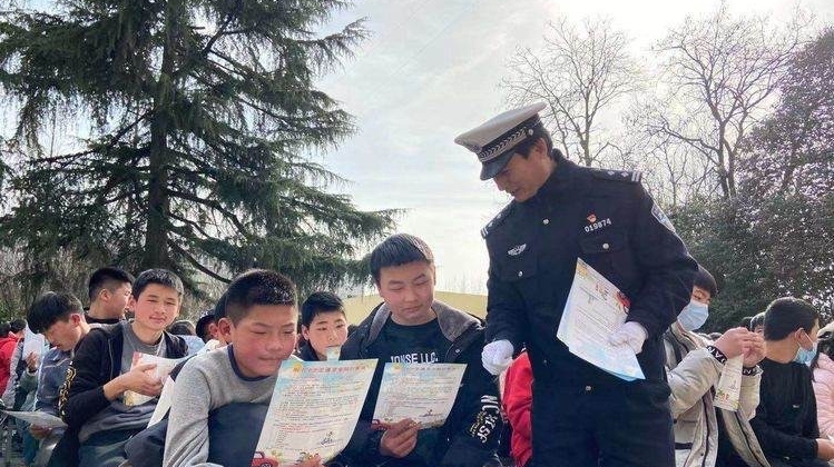 长安交警“溜”进69个校园群 开辟安全微课堂